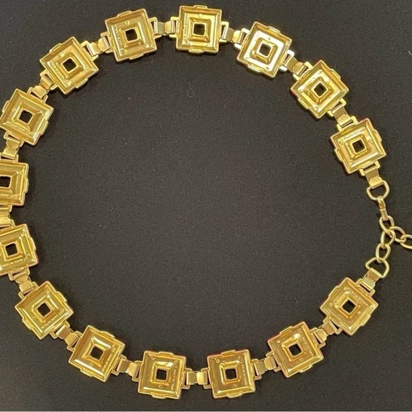 ESCADA Women’s Vintage Fuchsia Gold Tone Gift Box Chain Link Belt Made in Spain main image 10
